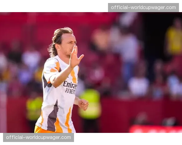 镜头聚焦:终场哨响,39岁的莫德里奇与皇马队友一一拥抱,疑似告别欧冠 镜头聚焦:终场哨响,39岁的莫德里奇与皇马队友一一拥抱,疑似告别欧冠