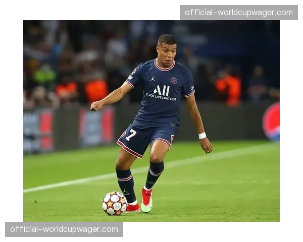 姆巴佩专访：谈论在巴黎新体系中扮演“伪九号”角色如何为边后卫制造肋部空当